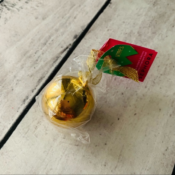 COPY - 2/13$ SEPHORA COLLECTION Holiday Vibes Lip Gloss Ornament Limited Edition - Picture 2 of 3